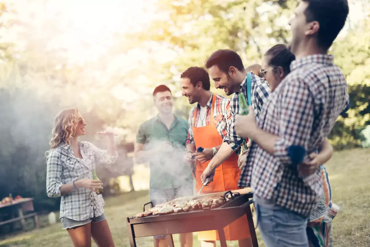 Grillen mit Freunden im Grünen