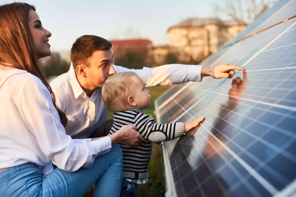 Junge Familie vor einer Solaranlage