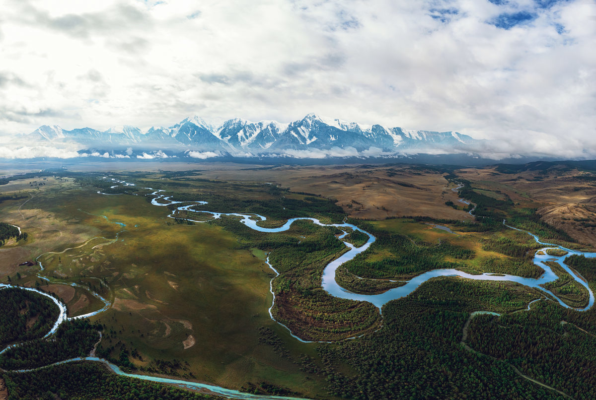 Der Chuya Fluss in der Kurai Steppe (Russland)